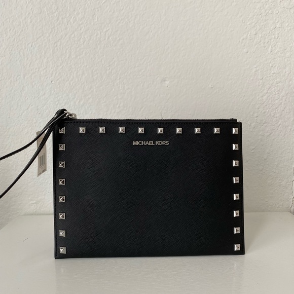 Michael Kors Handbags - Michael Kors Jet Set XL Zip Cluth